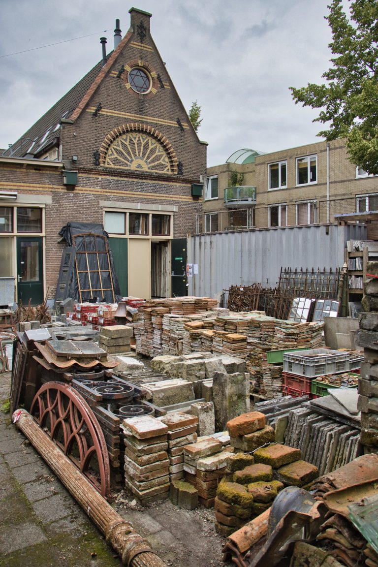Oude bouwmaterialen opslag