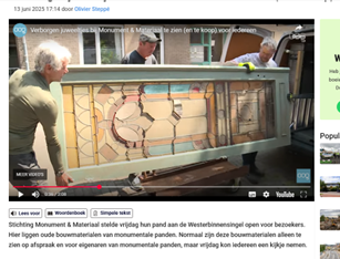 Glas in lood deur wordt bij Monument en Materiaal naar binnen gebracht