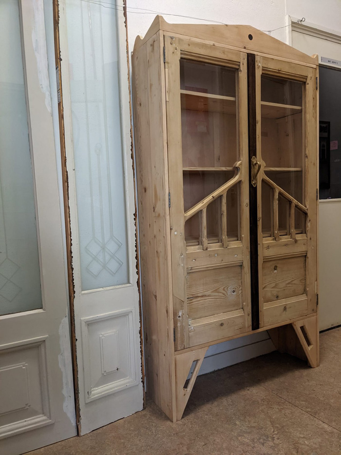 Uniek: een vitrine gemaakt met oude jugendstil-deuren